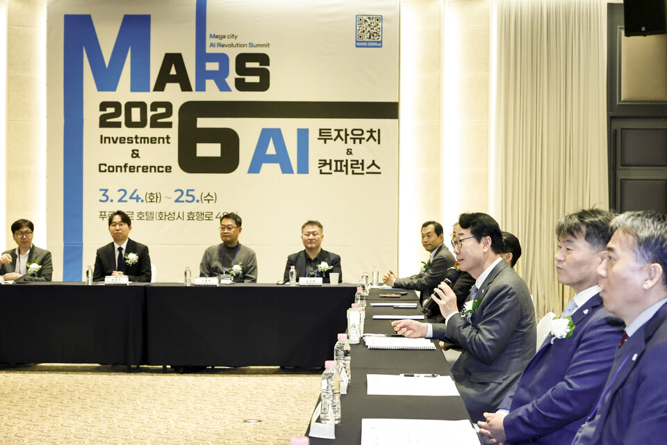 정명근 화성특례시장이 24일 MARS 얼라이언스 간담회에서 AI 기업들에게 협력을 당부하고 있다. (사진제공=화성시)