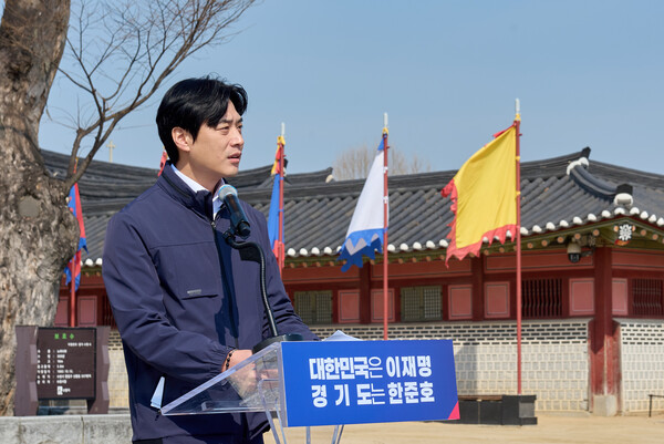 24일 한준호 민주당 경기도지사 경선 후보가 당선 즉시 민생 추경 편성 및 복지 예산 복원을 선언하며, 선별적 기회소득을 보편적 기본소득으로 전환해 골목경제와 문화·체육·관광의 전면적인 구조 개편을 약속했다.(사진제공=한준호 캠프)