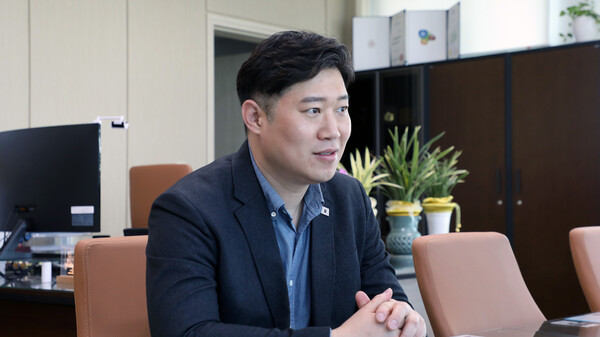 '세대교체' 명분과 '청년 가점 15%'를 장착한 김동은 수원시의원이 4선에 도전하는 박옥분 도의원을 맹추격하며 수원 제2선거구 경선이 지선 최대 격전지로 부상하고 있다. 25일 중앙신문과 인터뷰하는 김동은 의원 (사진=순정우 기자)