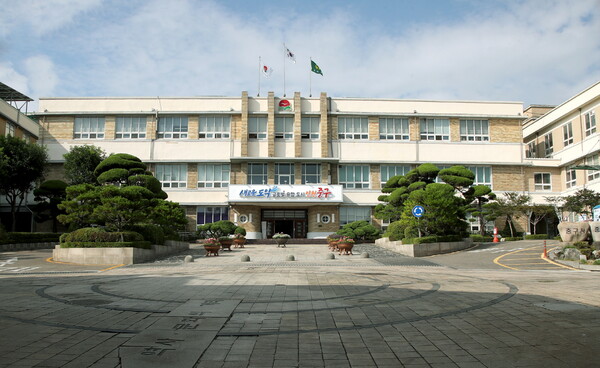 인천 중구가 공동주택 음식물류 폐기물 감량 실적을 평가해 우수 단지를 선정하고, 인센티브를 지급하며 생활 속 자원순환 실천 확산에 나섰다. 사진은 중구 청 전경. (사진제공=중구)