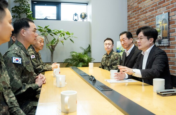 김병수 시장이 육군 제2291부대와 신곡수중보부터 일산대교 남단까지 한강변 경계철책 철거에 합의각서 체결 후, 군관계자와 대화를 나누고 있다. (사진제공=김포시청)