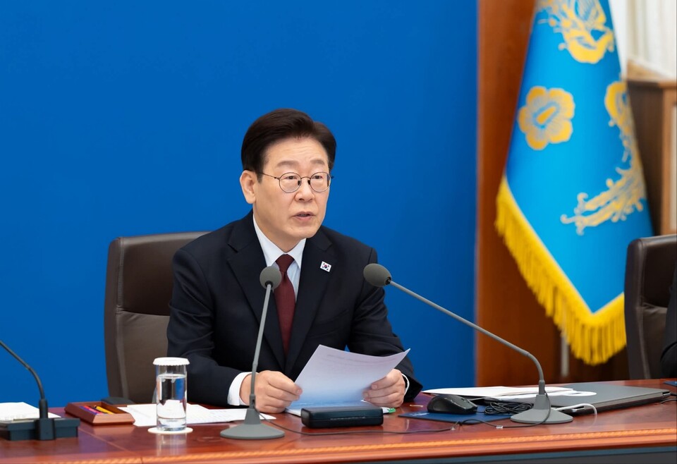 이재명 대통령이 26일 중동 전쟁 장기화에 따른 에너지·물가 불안 대응과 관련해 국민의 적극적인 참여를 요청했다. 정부 대응 방향을 설명하면서 공공부문 조치와 국민 실천, 시장 질서 확립까지 함께 강조한 메시지를 내놨다. (사진=이재명 대통령 페이스북)
