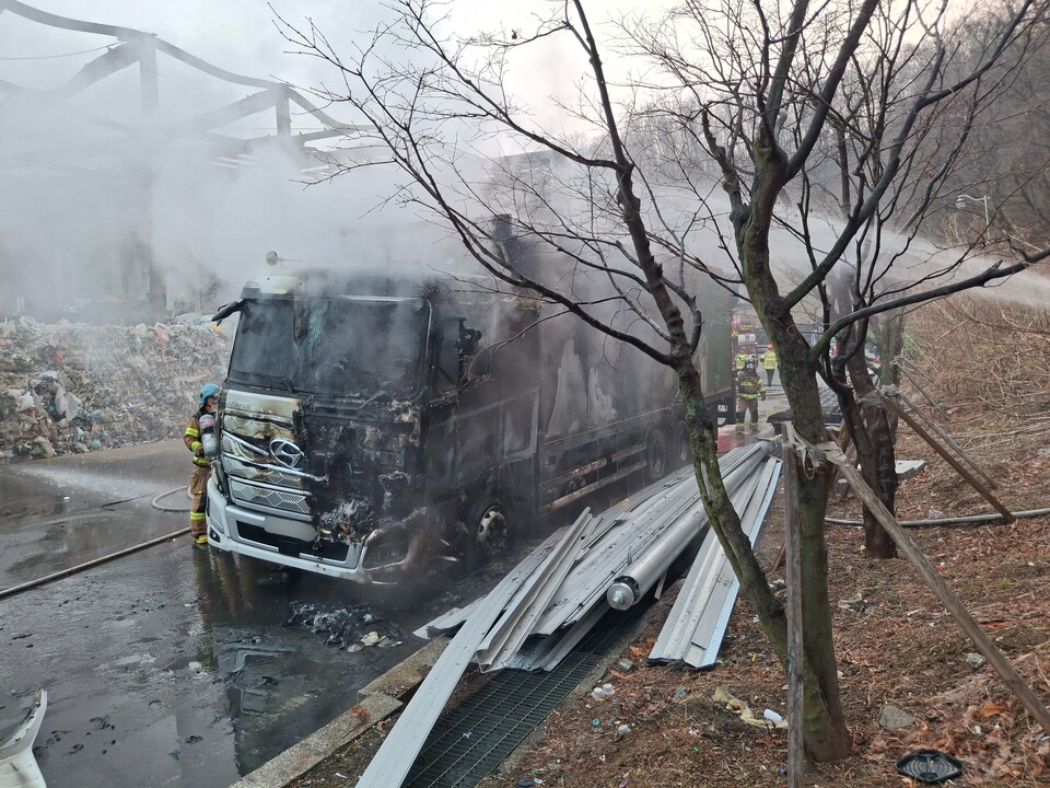 27일 오전 6시19분께 수원시 영통구 하동에서 주차 중이던 대형 트럭에서 불이 났다. 이 불로 차량 1대가 전소됐으며, 다행히 인명피해는 발생하지 않았다. (사진제공=경기도소방재난본부)