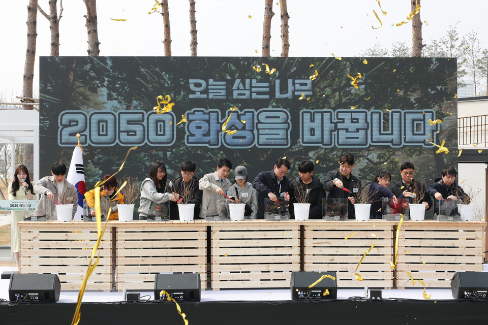 화성특례시의회가 27일 예당공원 패밀리풀 일원에서 개최된 ‘2026년 식목 행사’에 참석해 제81회 식목일을 기념하고 시민들과 함께 지속 가능한 녹색도시 조성의 의미를 되새긴다. (사진제공=화성시의회)