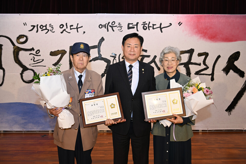 구리시의회 신동화 의장이 27일 구리시청 대강당에서 거행된 ‘제6회 구리시 국가유공자의 날’ 기념식에 참석해 나라를 위해 헌신한 국가유공자와 유가족에게 깊은 존경과 감사의 인사를 전하며 보훈 문화 확산을 위한 강력한 의지를 피력했다. (사진제공=구리시의회)