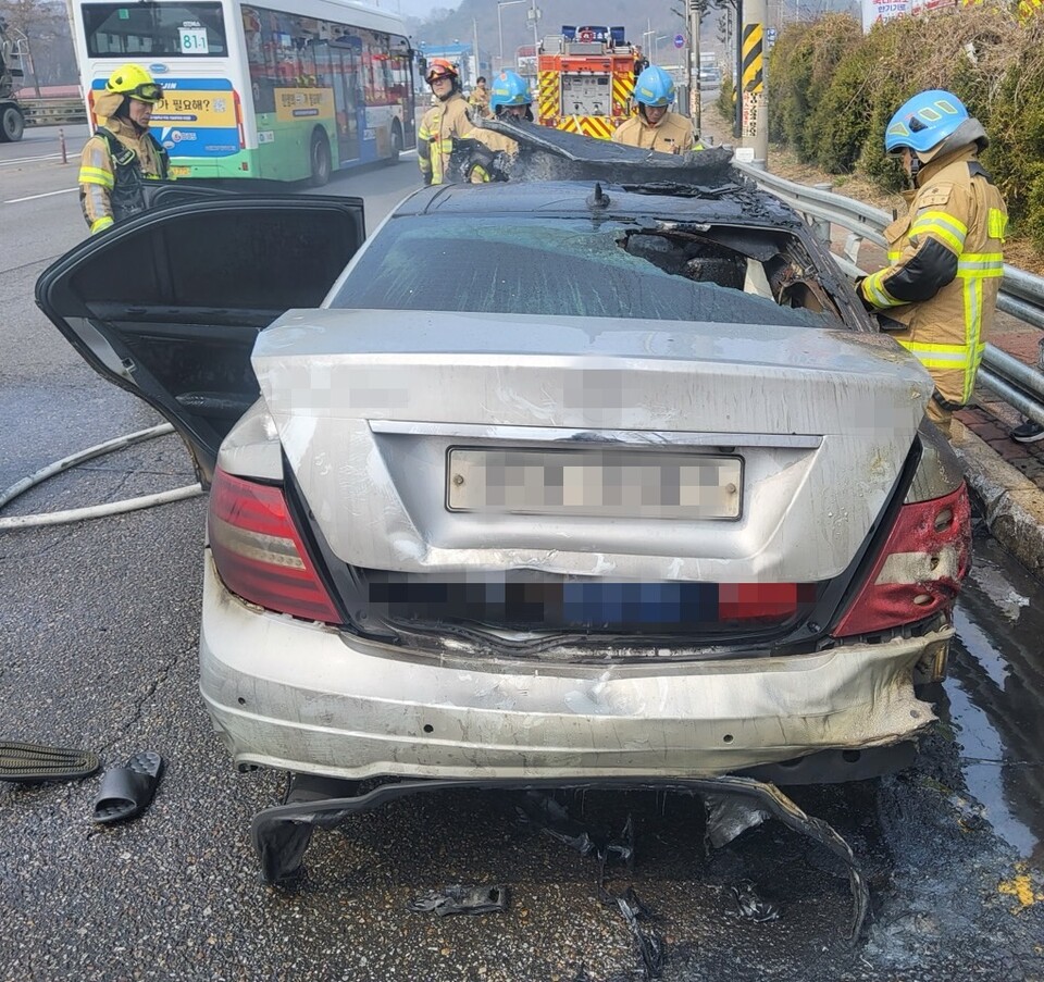 27일 낮 12시30분께 김포시 양촌읍 대포리의 한 도로에서 승용차 화재가 발생했다.이 불로 인명피해는 없었지만 휘발유 차량 1대가 모두 탔다. (사진제공=경기도북부소방재난본부)