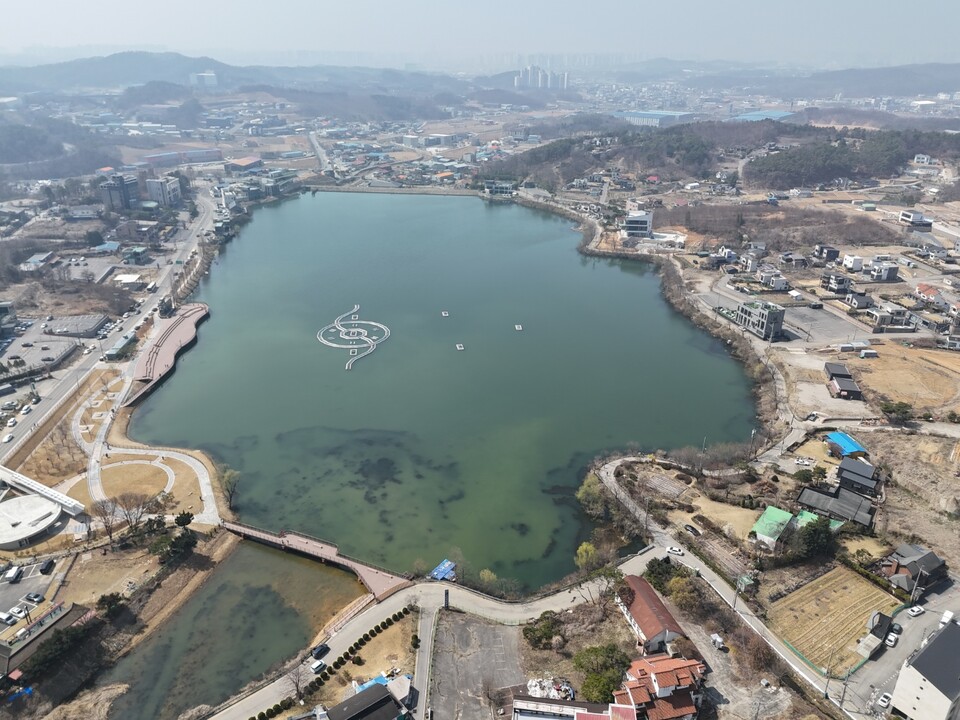 28일 오전 11시40분께 드론으로 내려다본 안성시 원곡면 칠곡호수공원에는 산책을 나온 시민들의 발걸음이 이어지고 있었다. 호수를 따라 조성된 산책로와 데크 쉼터 곳곳에는 봄볕을 즐기며 머무는 모습이 눈에 띄었다. (사진=김종대 기자)