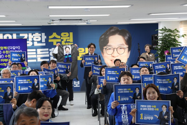 권혁우 수원시장 예비후보가 현직 시장과의 1대1 경선 확정 직후 열린 선거사무소 개소식에서 1000여 명의 인파를 동원하며 '이재명표 국민주권 실현'과 경선 승리 의지를 표명했다. 사진은 8일 열린 개소식 모습 (사진제공=권혁우 캠프)