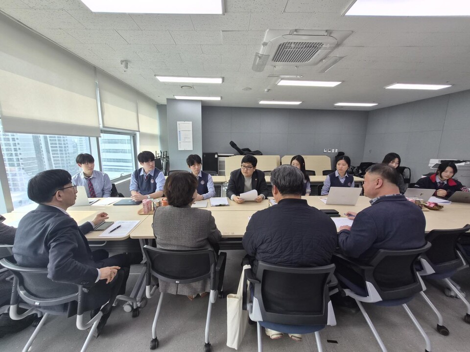 경기도의회 기획재정위원회 오창준 의원이 지난 27일 경기도의회 국민의힘 대표단 회의실에서 경기외국어고등학교 꿀벌 동아리 ‘버즈버즈’ 학생들과 경기도 산림녹지과, 정원산업과, 산림환경연구소 등 관련 부서가 함께 참석한 가운데 정담회를 열고, 친환경 방제 및 수분곤충 보호를 위한 정책 개선 방안을 논의했다.