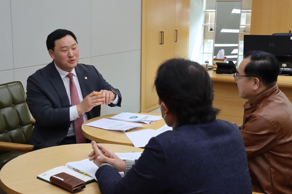 경기도의회 고준호 의원이 30일 경기도가 평화경제특구 후보지로 파주시를 포함한 연천군·포천시를 선정한 것과 관련해 “접경지역이 더 이상 규제의 공간이 아닌 대한민국 미래 성장 거점으로 전환될 수 있는 중요한 출발점”이라며 환영했다. (사진제공=경기도의회)