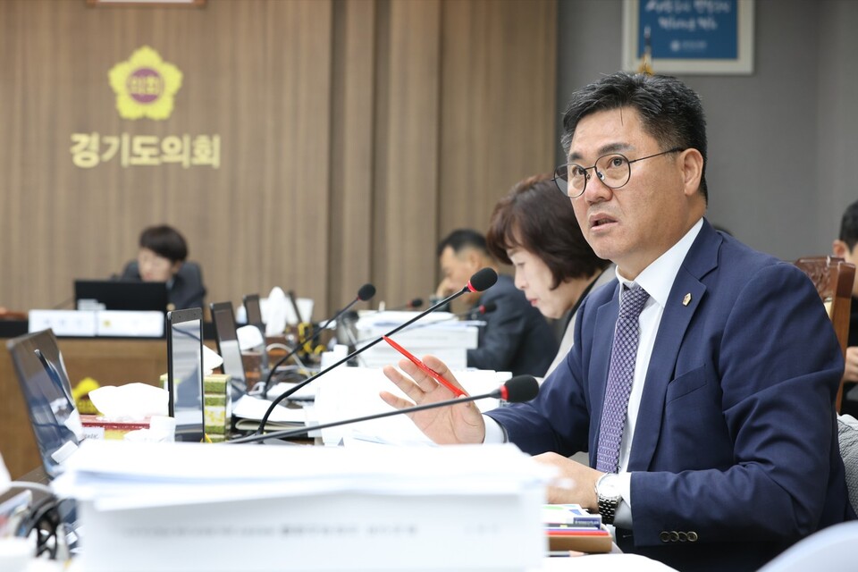 용인특례시 기흥구 상하동 지석마을 일대의 부도로 진출 좌회전 신호기 설치 안건이 3월 교통안전시설 심의를 통과했다. 사진은 정하용 경기도의원. (사진제공=경기도의회)