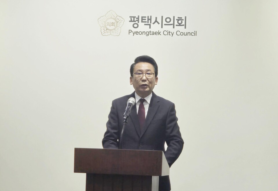 평택시의회 강정구 의장이 30일 시의회 3층 간담회장에서 기자회견을 열고 국회의원 재선거(평택시을) 출마를 공식 선언했다. (사진=김종대 기자)