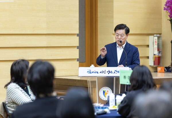 박승원 시장이 30일 오후 시청 대회의실에서 열린 '2026년 제1차 시민참여커뮤니티 확대 회의'에서 '시민주권도시로 가는 길'을 주제로 특강하고 있다. (사진제공=광명시)