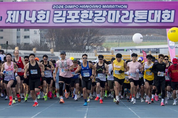 제14회 김포한강마라톤대회에 참가 선수들이 대회 시작을 알리는 신호와 동시에 출발선을 넘고 있다. (사진제공=김포시청)