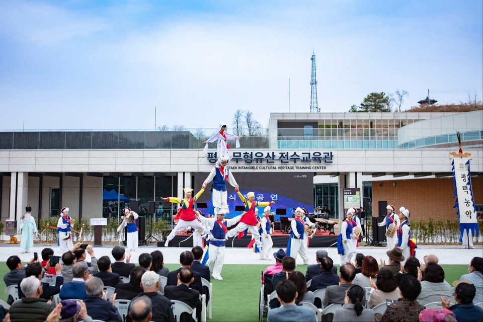정장선 평택시장이 30일 ‘평택 무형문화재 전수교육관’ 개관 소식을 전하며 전통문화 계승 의지를 밝혔다. (사진=정장선 평택시장 페이스북)