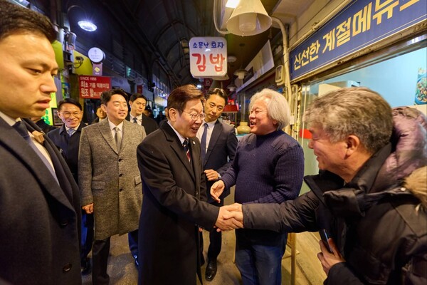 강훈식 대통령 비서실장이 정부 출범 300일을 맞아 지난 국정 운영을 “끊임없는 비상체계”로 평가하며 민생 영향을 줄이기 위한 대응을 이어가겠다고 밝혔다. (사진=강훈식 비서실장 페이스북)