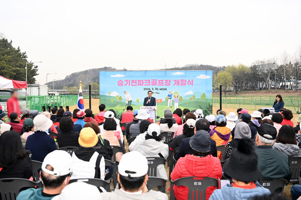 인천 연수구가 지난 30일 남동구 고잔동 744번지 일원에서 '승기천 파크골프장'개장식을 개최했다. (사진제공=연수구)