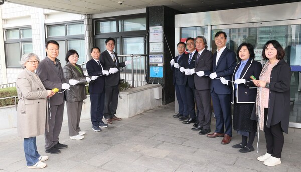 인천광역시교육청이 1일 교육청 관계자 50여 명이 참석한 가운데 ‘유네스코 ESD(지속가능발전교육) 공식 프로젝트’ 인증 현판식을 개최했다. (사진제공=인천시교육청)