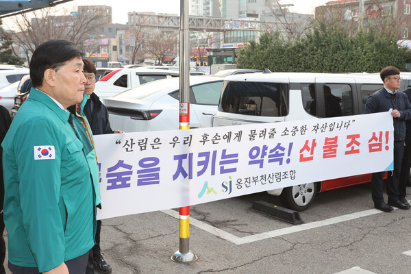 인천 옹진군 재난안전과와 산림녹지과는 1일 인천연안여객터미널에서 관광객과 주민을 대상으로 산불 예방 캠페인과 안전신문고 홍보를 진행했다. (사진제공=옹진군)