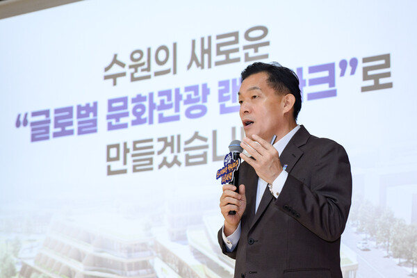 12일 ‘수원 영화 도시재생혁신지구’가 도시재생 혁신지구 국가시범지구로 선정 됐다. 이재준 시장은 영화동 주민들에게 2025년 상반기 도시재생 혁신지구 국가시범지구 공모 선정 결과를 발표하고 있다. (사진제공=수원시)
