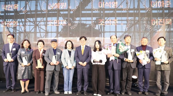 김병수 김포시장이 김포시민의 날을 맞아 서울5호선 연장과 한강 철책 철거 협약, 도시 개발과 생활 인프라 확충 등을 거론하며 “지금 우리는 김포라는 도시의 새로운 역사를 만들어가고 있다”고 밝혔다. 김포시는 1998년 시로 승격됐고, 매년 4월1일을 시민의 날로 기념하고 있다. (사진=김병수 김포시장 페이스북)