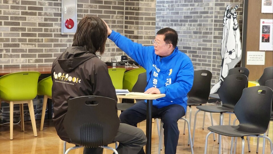 김병기 부평구청장 예비후보는 이날 굴포천역에서 출근길 인사를 시작으로 하루 일정을 이어갔다. 캠프마켓 내 음악창작소를 찾아 신인 인디밴드 창작 지원 현장을 둘러보고, 건강공원 식목일 행사에 참석한 뒤 부평광장에서 지역 현안을 놓고 면담을 진행했다. (사진=김병기 예비후보 페이스북)