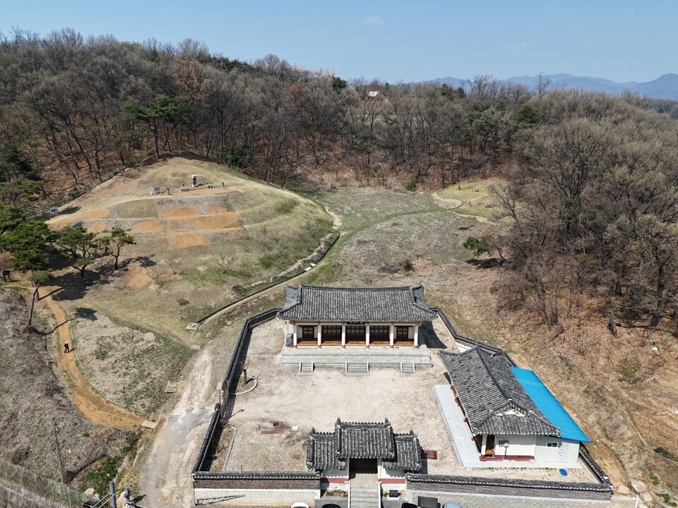 2일 오후 2시10분께 남양주시 와부읍 도곡리의 한 언덕에 드론으로 내려다본 경기도 기념물 제114호 이맹현 선생묘가 조용한 봄빛 속에 자리하고 있다. (사진=김광섭 기자)