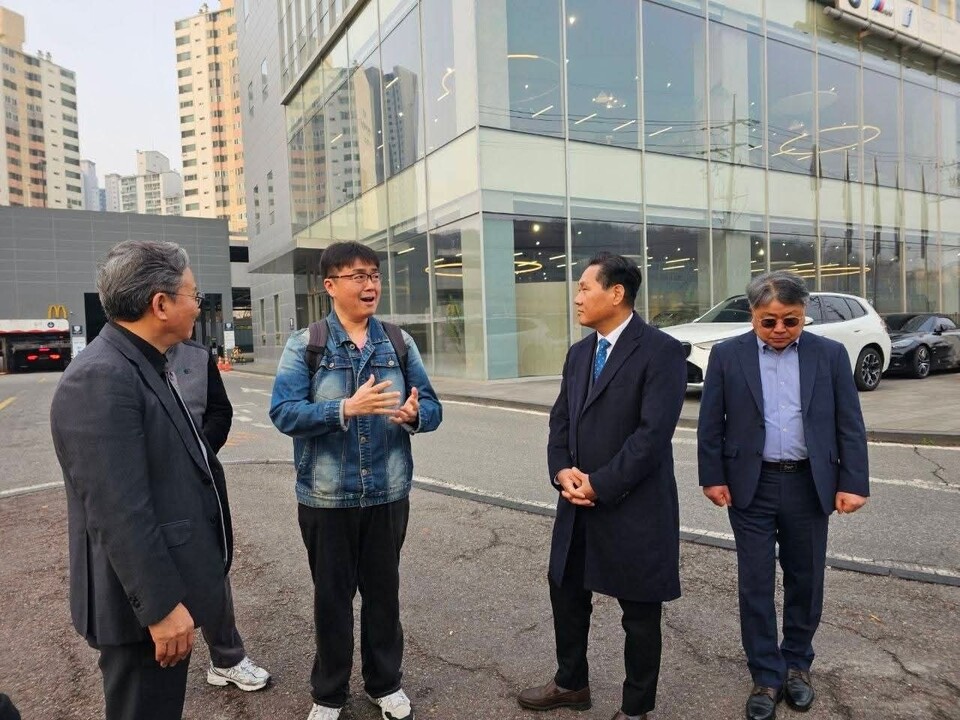 김용석 대도시권광역교통위원장이 3일 아침 출근길 용인시 청현마을과 수원신갈IC 광역버스 정류소를 찾아 출근시간대 혼잡 상황을 점검했다. (사진=김용석 대광위원장 페이스북)