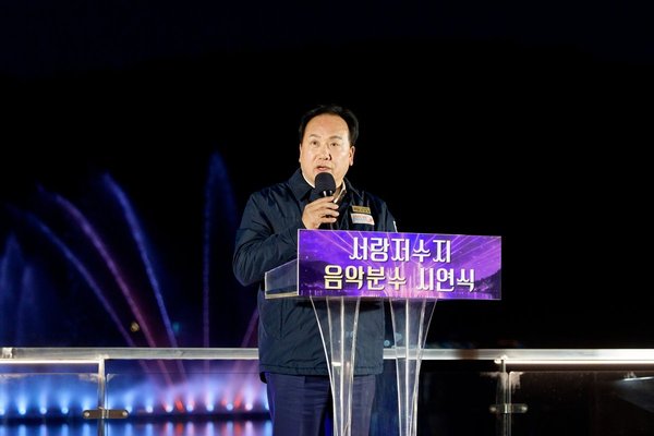 오산시, 서랑저수지 음악분수 시연… 야간경관 새롭게 선보여 (오산시 제공)