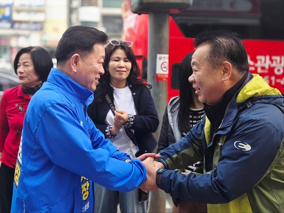 박승원 더불어민주당 광명시장 예비후보는 시장 직무를 내려놓고 예비후보 신분으로 전환했다. 이후 첫 일정으로 김대중 전 대통령 묘소를 찾은 사실을 전하며 민주당 가치와 정치적 정체성을 강조했다. (사진=박승원 광명시장 페이스북)