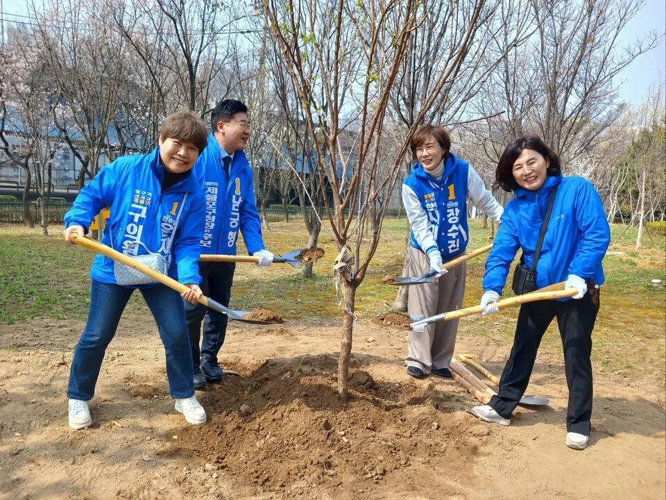 더불어민주당 남궁형 인천 제물포구청장 예비후보는 이날 동구에서 열린 식목일 행사에 참석했다. (사진=남궁형 예비후보 페이스북)