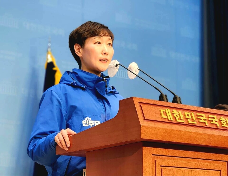검찰 수사 과정의 회유·협박 의혹이 담긴 녹취가 공개된 이후, 국정조사를 둘러싼 여야 공방이 정면 충돌 양상으로 번지고 있다. 더불어민주당은 ‘조작기소’ 의혹 규명을 위한 국정조사를 촉구한 반면, 국민의힘은 이를 “재판 방해를 위한 방탄 국조”라고 반발했다. (사진=이지은 대변인 페이스북)