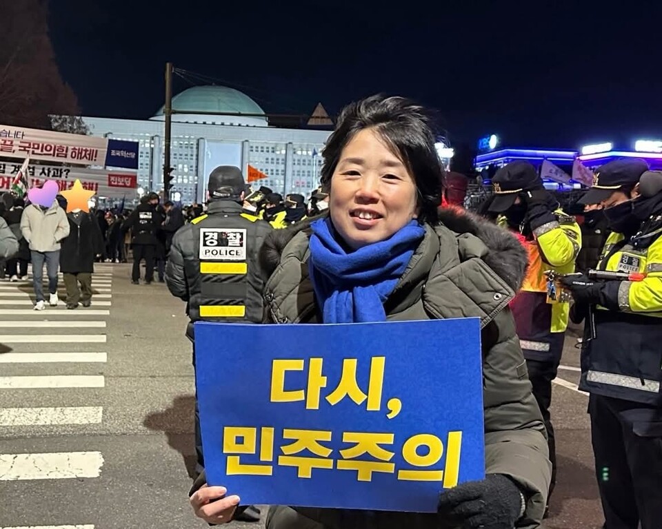 제갈임주 더불어민주당 과천시장 예비후보는 자신의 SNS에 1년 전 탄핵집회 참석 사진을 게시하며 비교적 차분한 일정 속에서 시민들과의 접촉을 이어갔다. (사진=제갈임주 예비후보 페이스북)