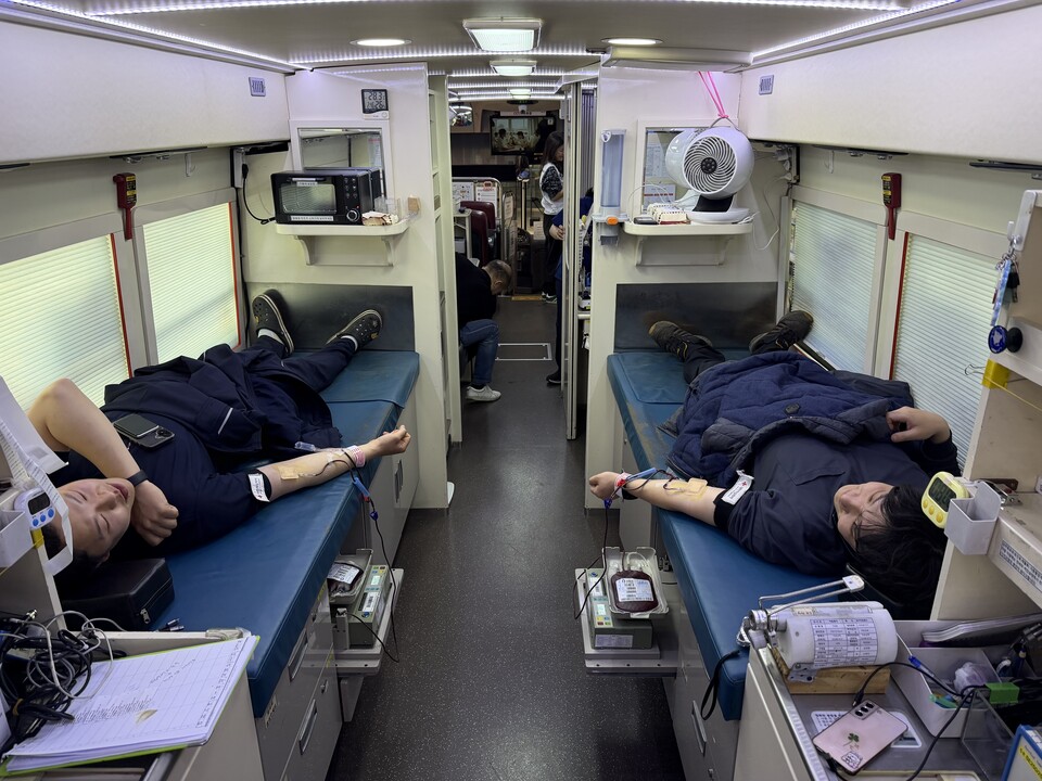 인천환경공단이 혈액 수급 안정화와 생명 나눔 문화 확산을 위한 상반기 헌혈운동을 벌이고, 헌혈증 109장을 기부했다. 인천환경공단 직원들이 헌혈에 참여하고 있다. (사진제공=인천환경공단)