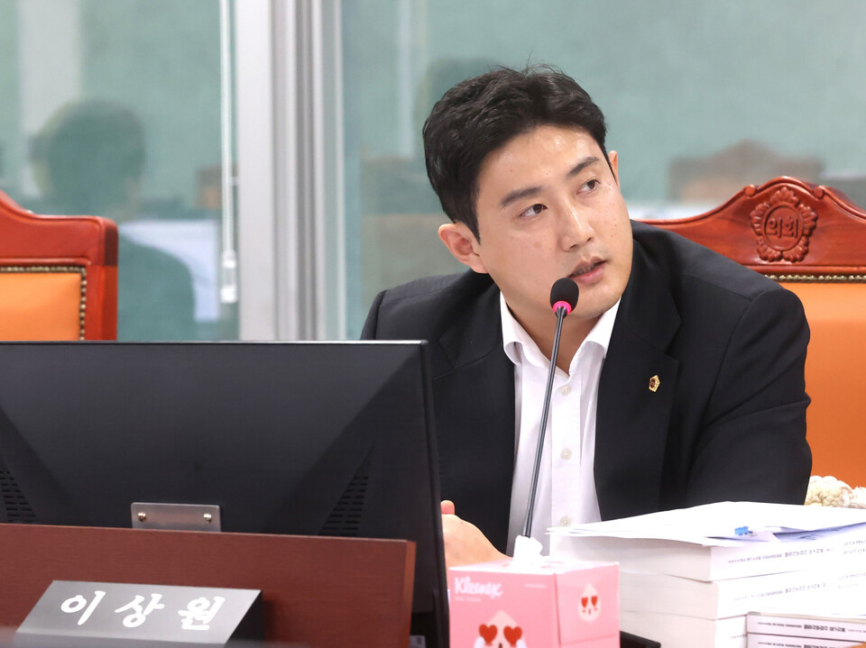 경기도의회 이상원 의원이 고금리와 까다로운 대출 규제로 내 집 마련의 문턱에서 좌절하는 공공임대주택 임차인들을 위해 파격적인 금융 지원책을 내놓았다. (사진제공=경기도의회)