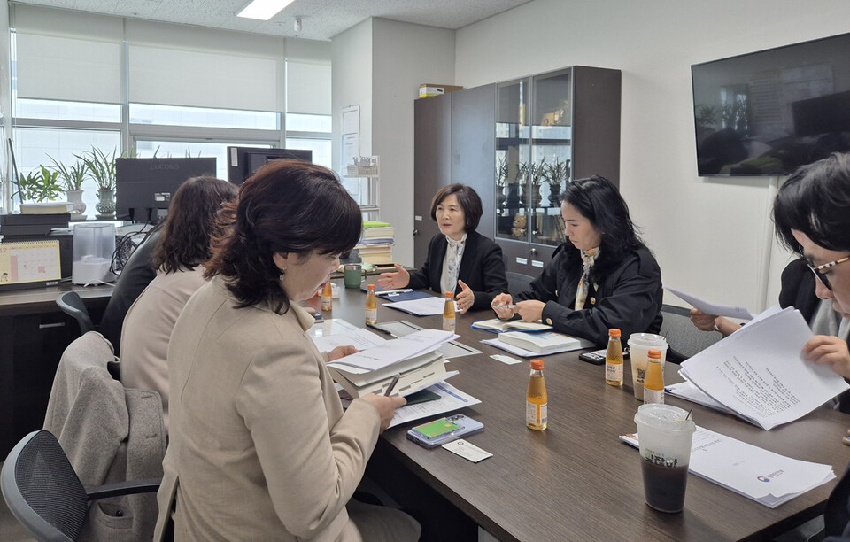 경기도의회 김영희 의원이 지난 3일 경기도 건강증진과와 정담회를 열고, 산모·신생아 건강관리 지원 사업의 예산 집행 상황과 현안을 점검했다. (사진제공=경기도의회)