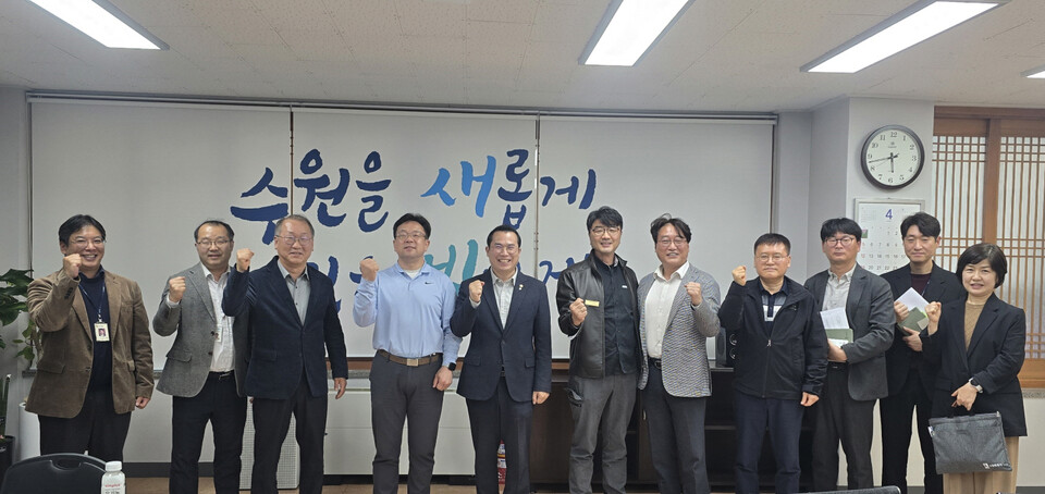 경기도의회 이오수 의원이 지난 3일 수원시청에서 광교도청로 확장공사와 관련한 관계기관 간담회를 열고, 교통영향과 주민 안전 문제를 집중 점검했다. (사진제공=경기도의회)