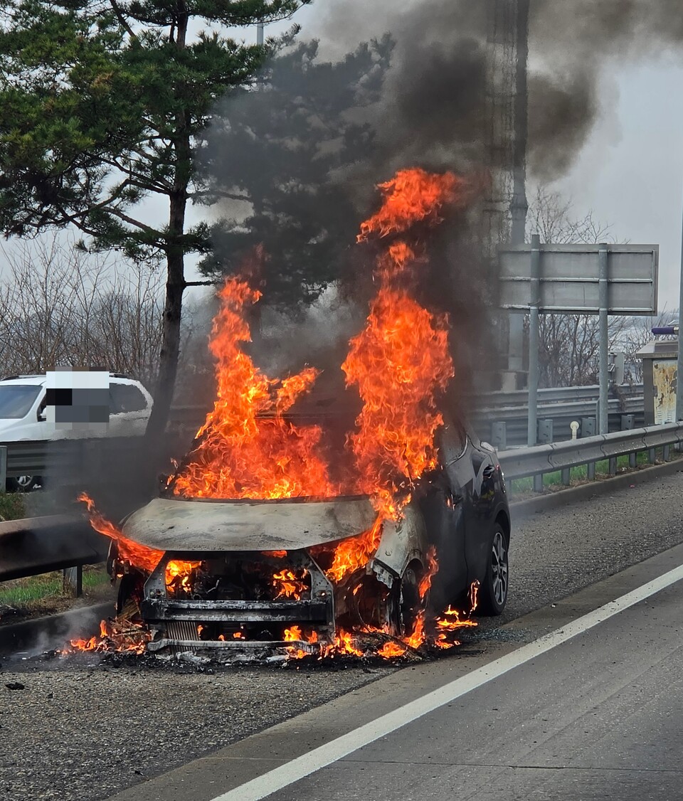 6일 오전 7시40분께 평택시 고덕면 평택제천고속도로를 달리던 차량에서 불이 나 신고를 받고 출동한 소방당국에 의해 약 21분 만인 오전 8시1분께 모두 진화됐다. (사진제공=경기도소방재난본부)
