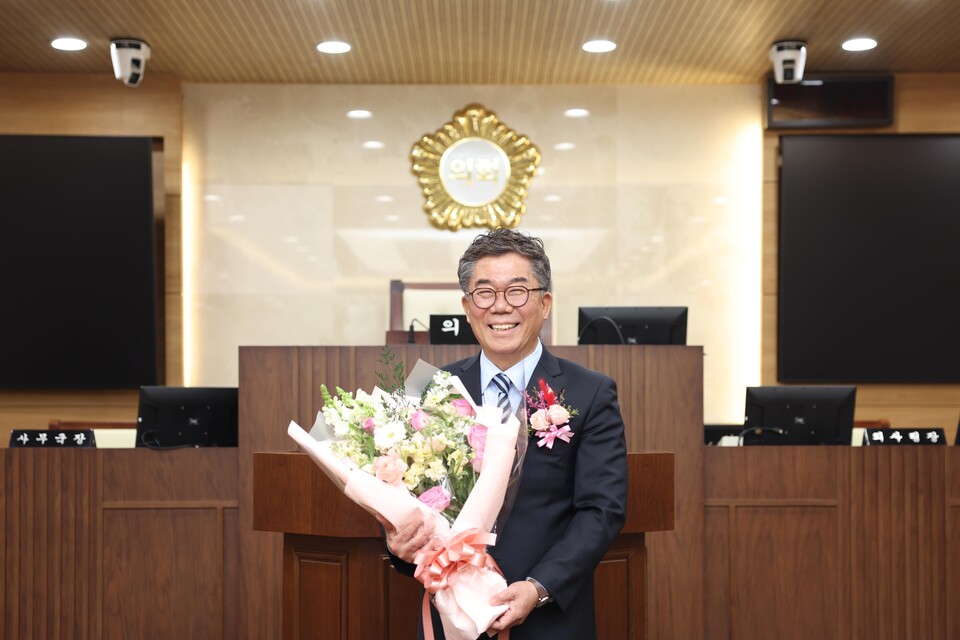 제9대 평택시의회 보궐선거로 당선된 이윤하 의장. (사진제공=평택시의회)