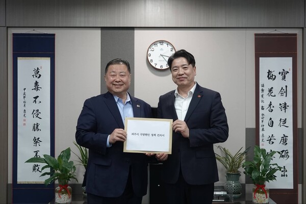 김경일 파주시장이 국회 국방위원회 더불어민주당 간사인 부승찬을 만나 군사 규제 완화와 반환공여지 개발 등 파주시 주요 현안 해결을 위한 협조를 요청했다. (사진=김경일 파주시장 페이스북)