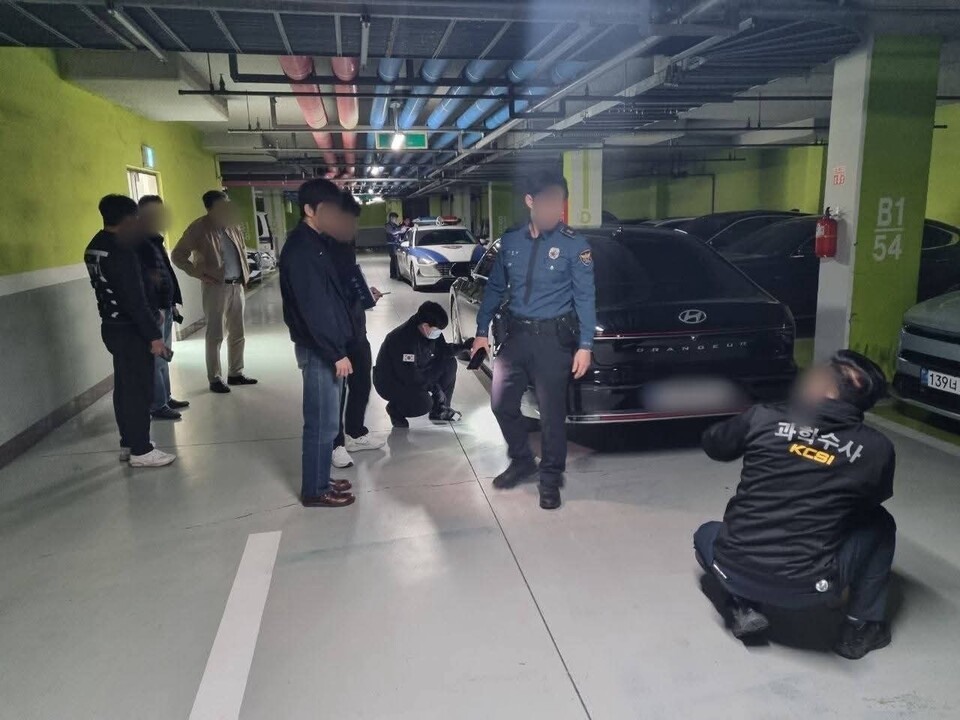 더불어민주당 최민희 의원(남양주갑)의 업무용 차량 타이어에서 쇠젓가락이 꽂힌 채 발견돼 경찰이 수사에 나섰다. (사진=최민희 의원 페이스북)