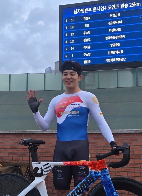 김현석 연천군청 사이클팀 선수가 제25회 인천광역시장배 전국 사이클대회에서 5관왕을 달성한 뒤 기념촬영을 하고 있다. (사진제공=연천군)