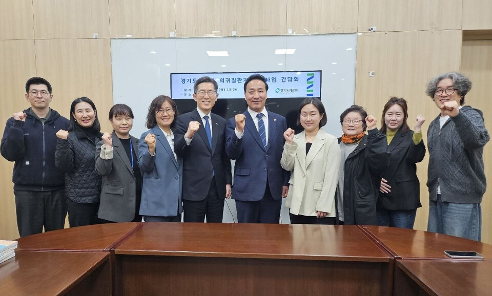 경기도의회 보건복지위원회 김용성 의원이 지난 7일 경기도의회 정담회실에서 희귀질환 지원사업 관련 정담회를 개최했다. (사진제공=경기도의회)