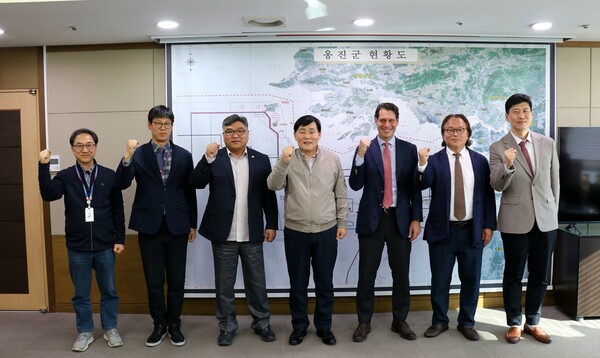 인천 옹진군이 지난 7일 글로벌 해상풍력 기업 OW코리아 대표단과 만나 해상풍력 사업 추진과 관련한 협력 방안을 논의했다. (사진제공=옹진군)