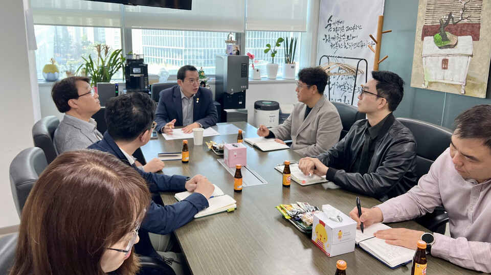 경기도의회 농정해양위원회 이오수 의원이 8일 경기도의회에서 경기도청, 경기주택도시공사(GH), 수원시 관계자들이 참석한 가운데 광교개발이익금의 합리적 집행 기준 마련을 위한 3차 간담회를 개최했다. (사진제공=경기도의회)