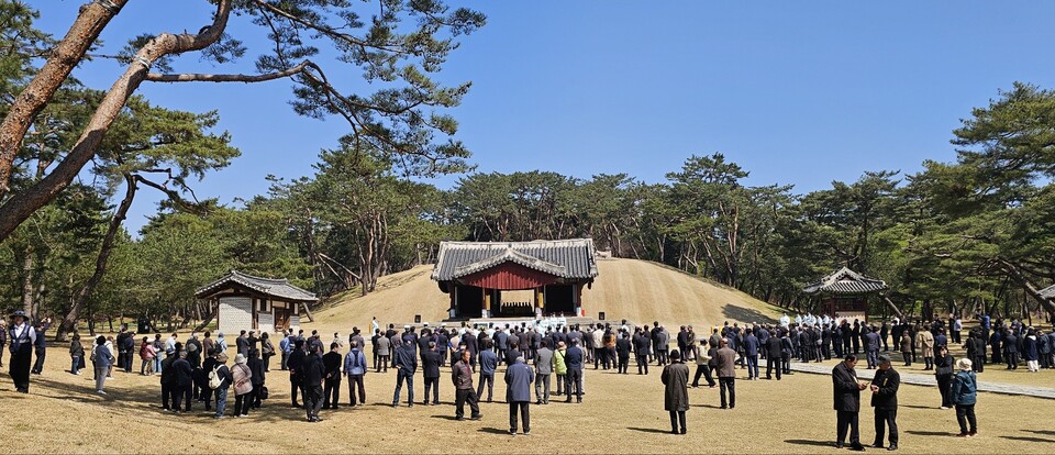 8일 오전 경기 여주시 영릉(세종대왕릉) 정자각 앞에서 ‘제576주기 영릉 세종대왕 기신제향’이 엄수되고 있다.  (사진=김광섭 기자)