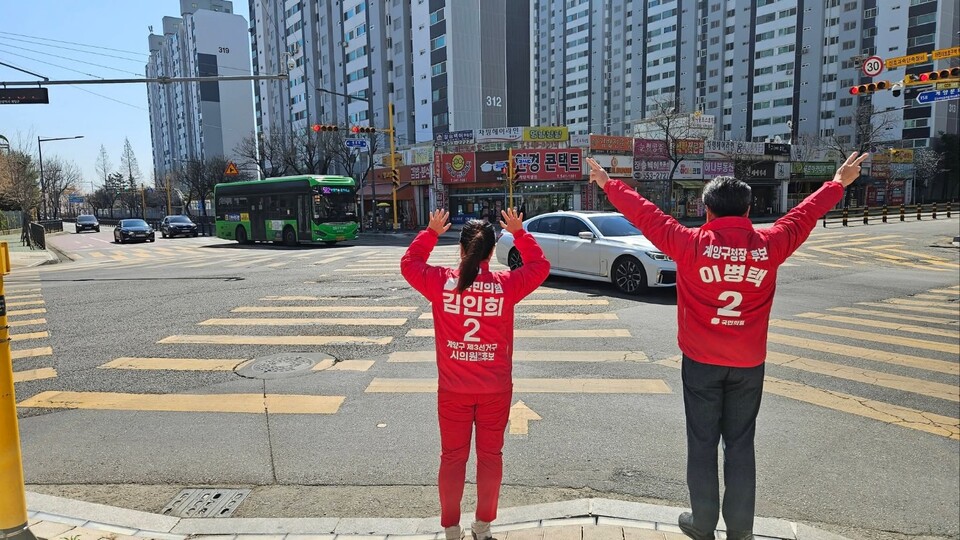 이병택 국민의힘 계양구청장 후보는 대한노인회 회원들의 홍보 활동에 함께했다. (사진=이병택 후보 페이스북)