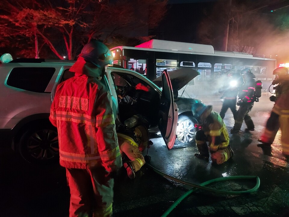 수원시 권선구 서둔동 도로에서 SUV 차량 화재가 발생했으나 인명피해 없이 진화됐다. (사진제공=경기도소방재난본부)