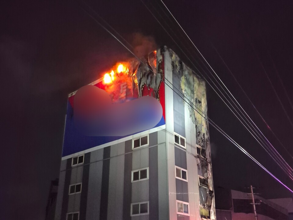 9일 오후 7시53분께 안성시 원곡면 경부고속도로 안성분기점 인근의 한 창고에서 불이 나 신고를 받고 출동한 소방 당국에 의해 오후 9시1분께 완전히 꺼졌다. (사진제공=경기도소방재난본부)