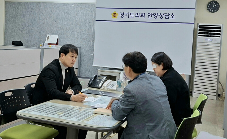 경기도의회 도시환경위원회 유영일 부위원장이 지난 9일 안양상담소에서 경기도청 관계자로부터 중동 사태 이후 쓰레기 종량제봉투 수급 및 관리 현황과 안양 업사이클센터 설치사업 추진 상황에 대한 보고를 받았다. (사진제공=경기도의회)